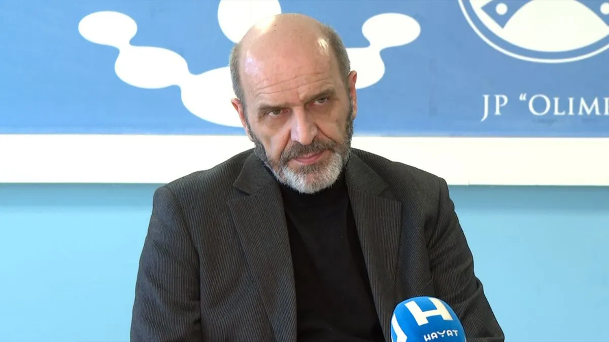 On praktično i dalje obnaša poziciju direktora, iako mu je istekao mandat, a za to nema pravnog osnova.