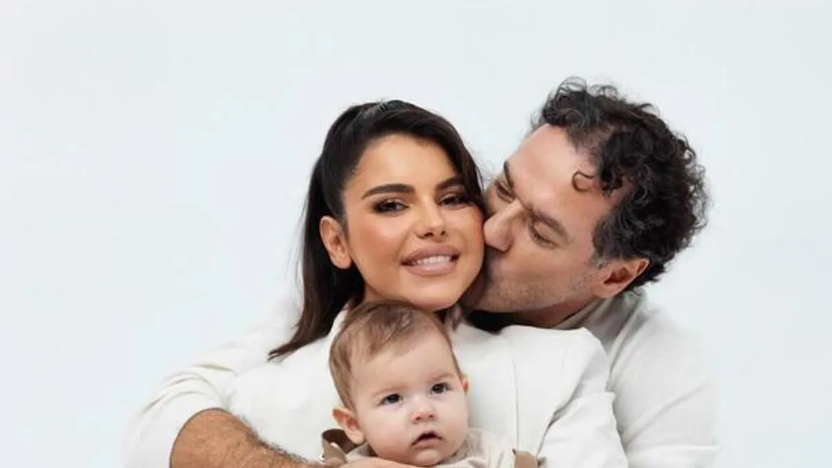 Uživa u porodičnoj idili, a sada je sve iznenadila fotografijom sa kćerkicom koju je u maju ove godine donijela na svijet