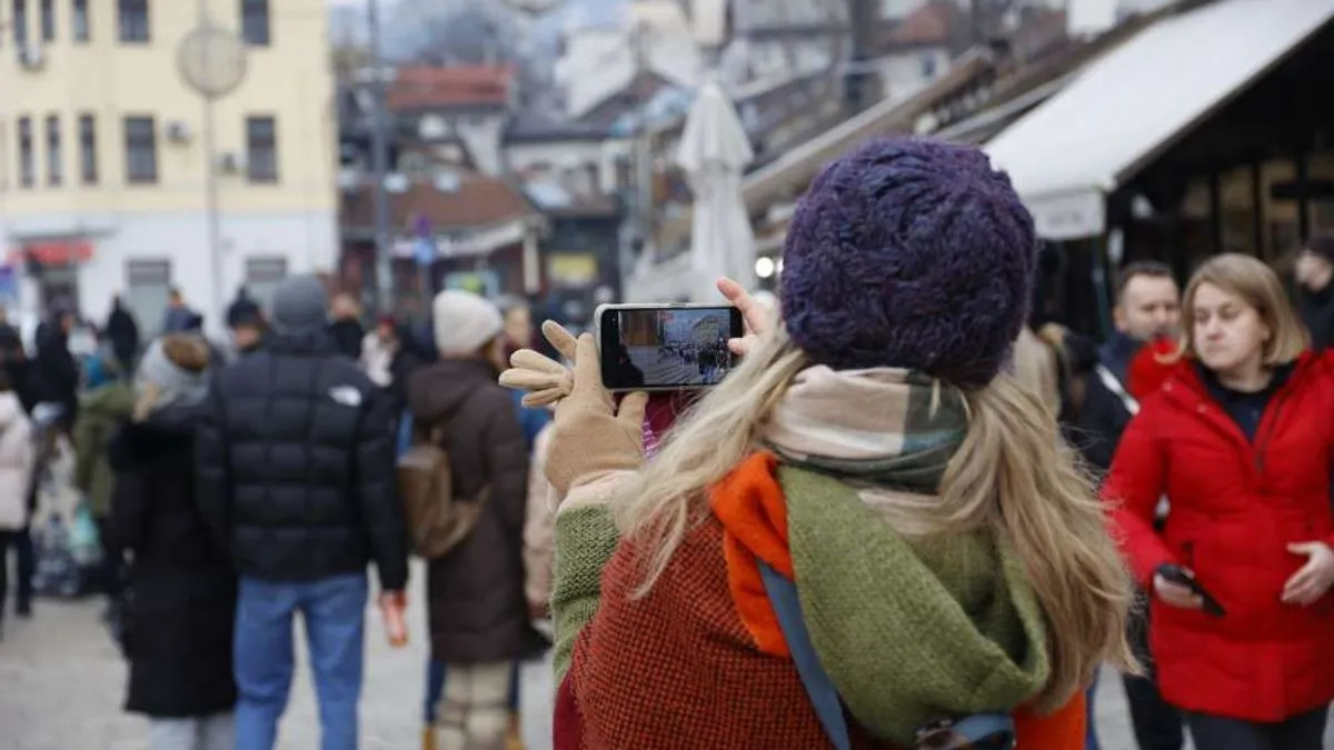 Prema prognozi vremena do kraja dana, očekuje se sunčano uz umjereno oblačno vrijeme sa mogućnošću pojave slabije inverzije u večernjim satima