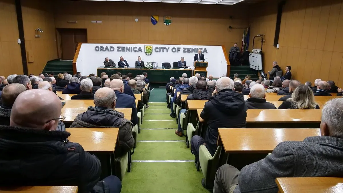 U ime porodice, prisutnima se obratio sin Malik Spahić, zahvalivši se svima na iskazanoj podršci i dostojanstvenom oproštaju.