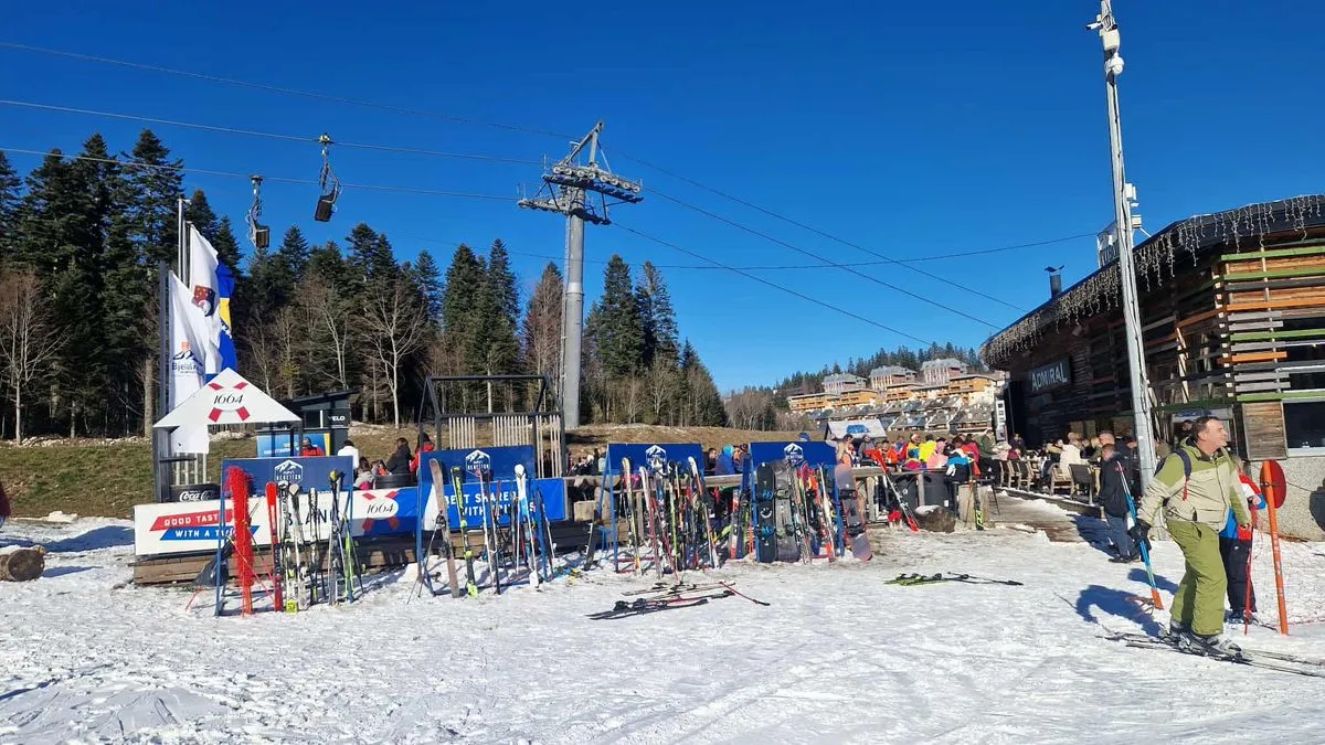 Mnogi su iz gradova pobjegli zbog guste magle i smoga kako bi uživali u pravoj zimskoj idili i decembarskom suncu.