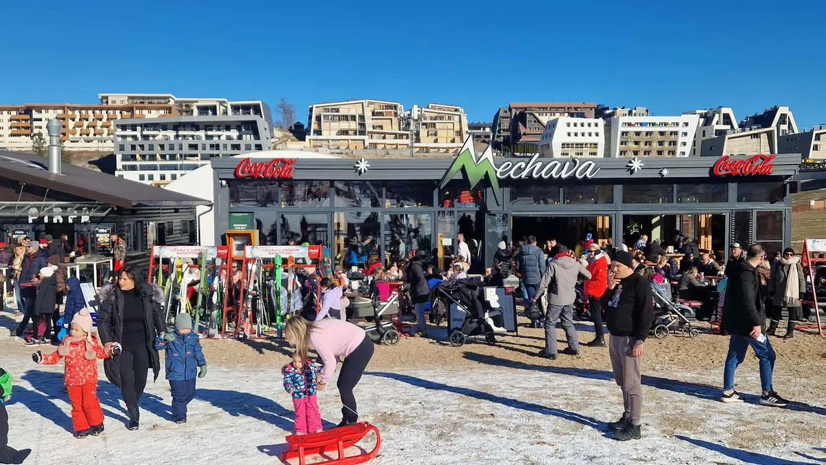 Mnogi su iz gradova pobjegli zbog guste magle i smoga kako bi uživali u pravoj zimskoj idili i decembarskom suncu.