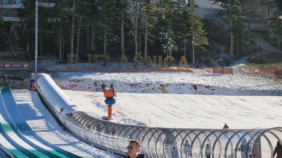 Mnogi su iz gradova pobjegli zbog guste magle i smoga kako bi uživali u pravoj zimskoj idili i decembarskom suncu.