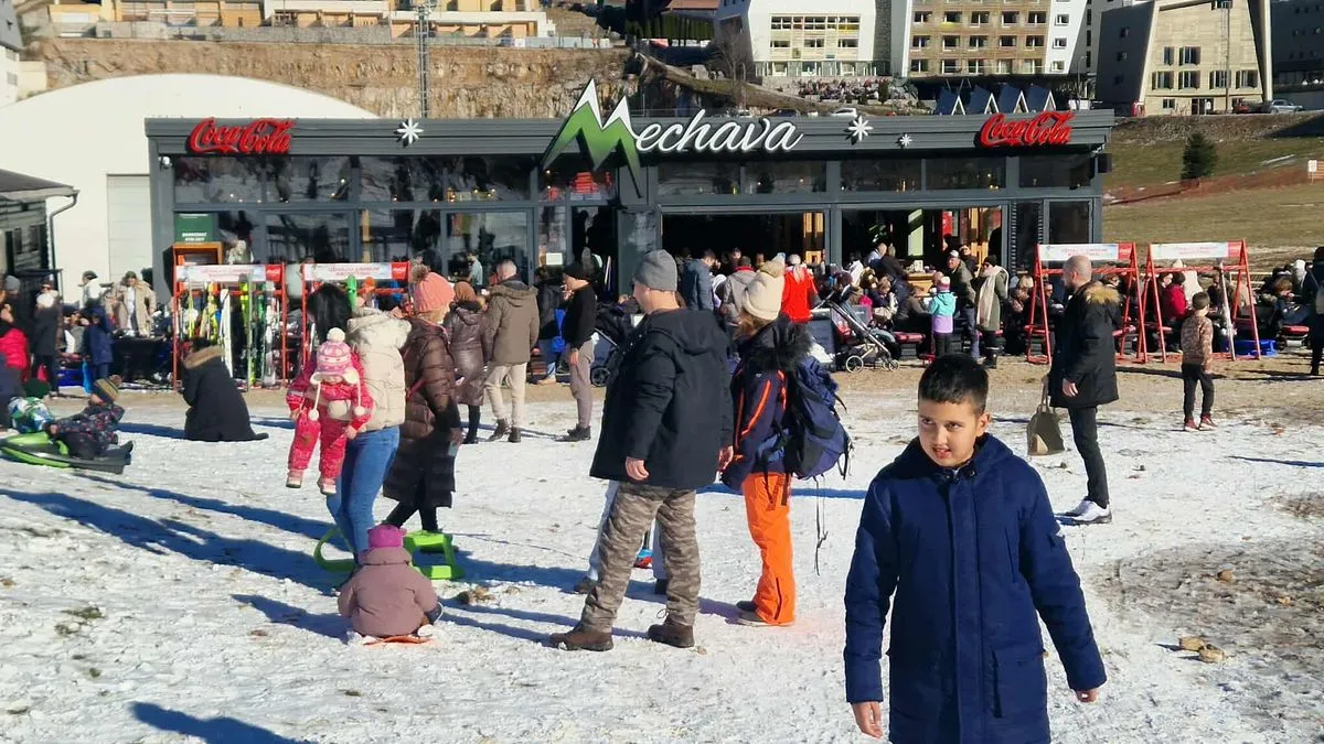 Mnogi su iz gradova pobjegli zbog guste magle i smoga kako bi uživali u pravoj zimskoj idili i decembarskom suncu.