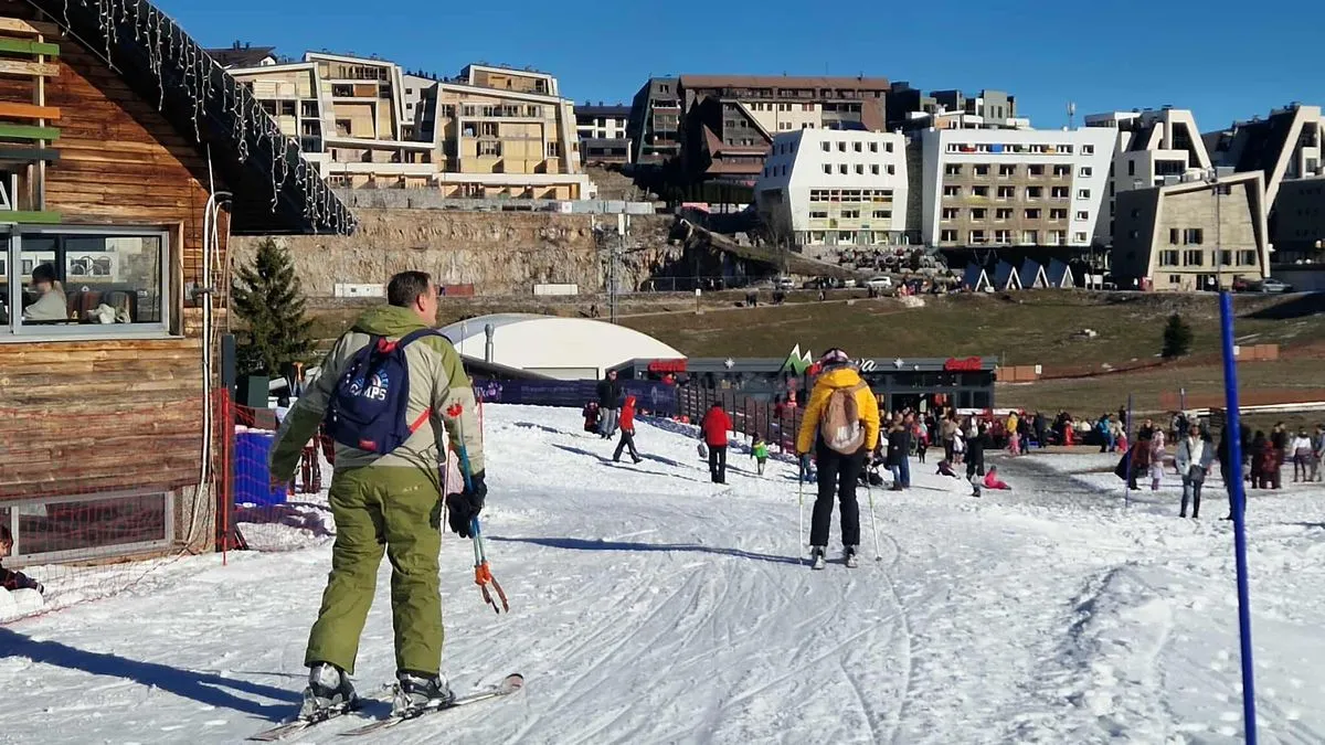 Mnogi su iz gradova pobjegli zbog guste magle i smoga kako bi uživali u pravoj zimskoj idili i decembarskom suncu.