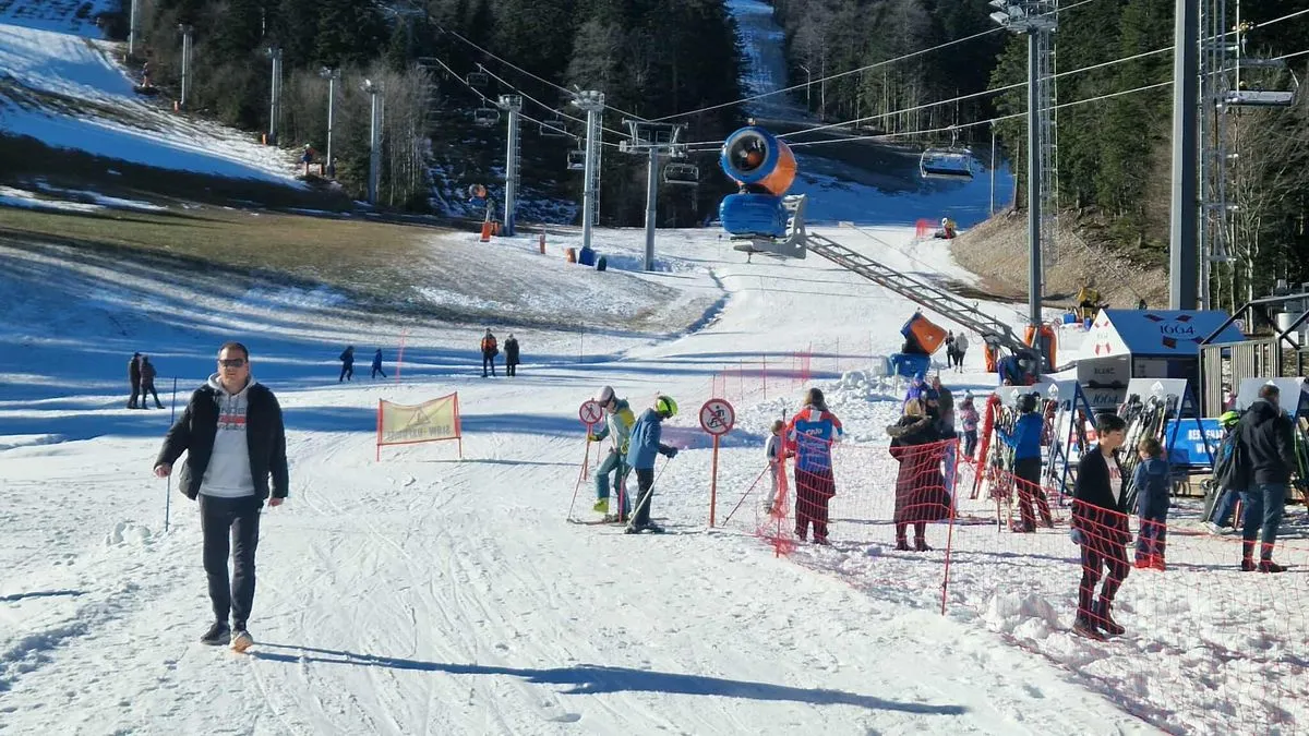 Mnogi su iz gradova pobjegli zbog guste magle i smoga kako bi uživali u pravoj zimskoj idili i decembarskom suncu.