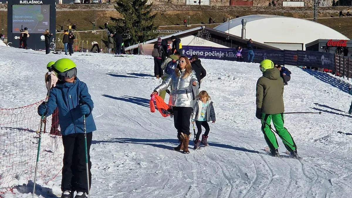 Mnogi su iz gradova pobjegli zbog guste magle i smoga kako bi uživali u pravoj zimskoj idili i decembarskom suncu.