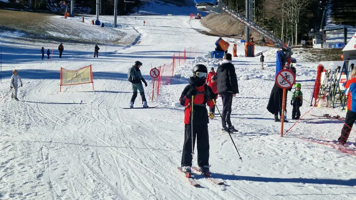 Mnogi su iz gradova pobjegli zbog guste magle i smoga kako bi uživali u pravoj zimskoj idili i decembarskom suncu.