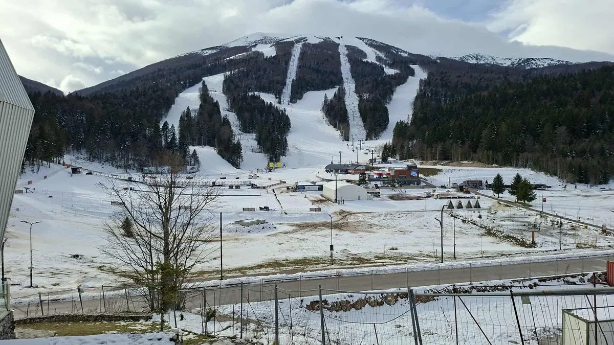 Smatra se da na slabiju posjećenost utiče i rast cijena ski-karata.