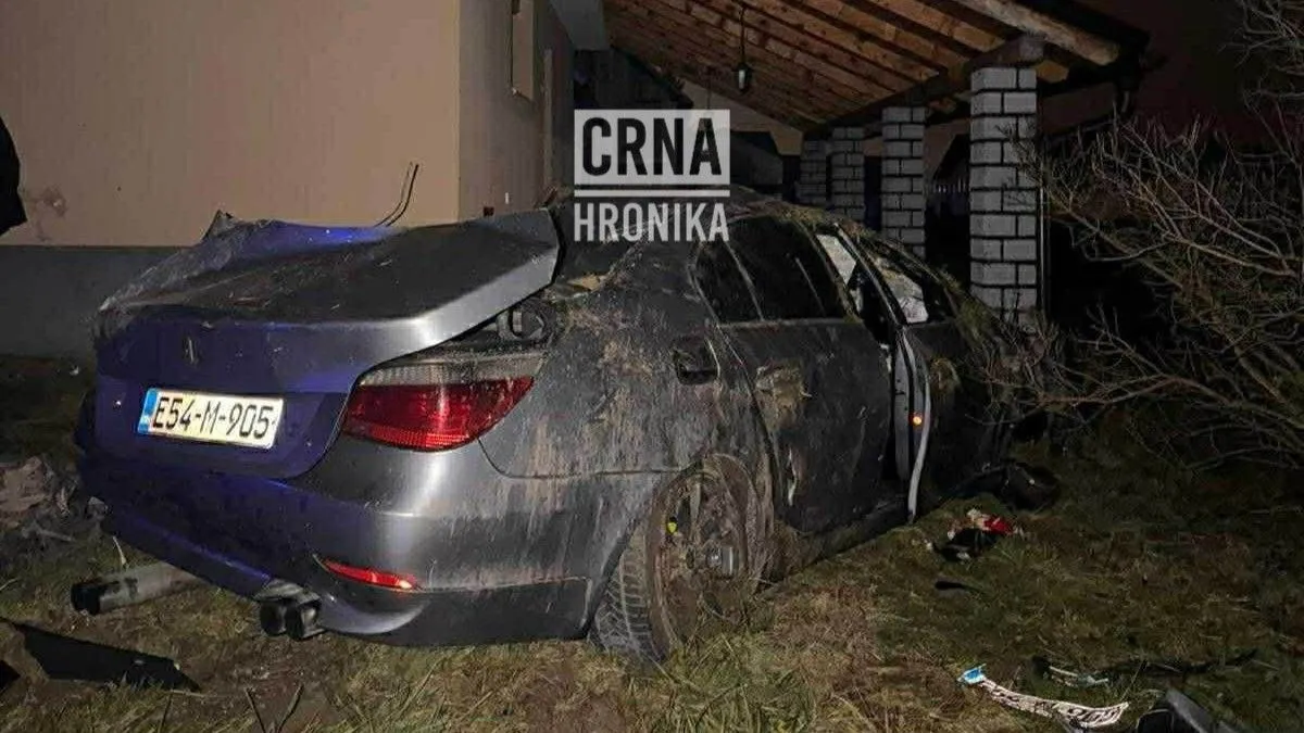 Nakon što su u javnost puštene fotografije sa mjesta nesreće, porodica od mladića izvršila je pritisak na Krešimira Mustapića