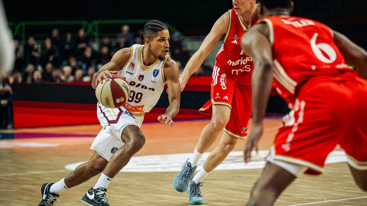 Prvi protivnik našim košarkašima je Oradea iz Rumunije koja je  imala omjer od pet pobjeda i jednog poraza.