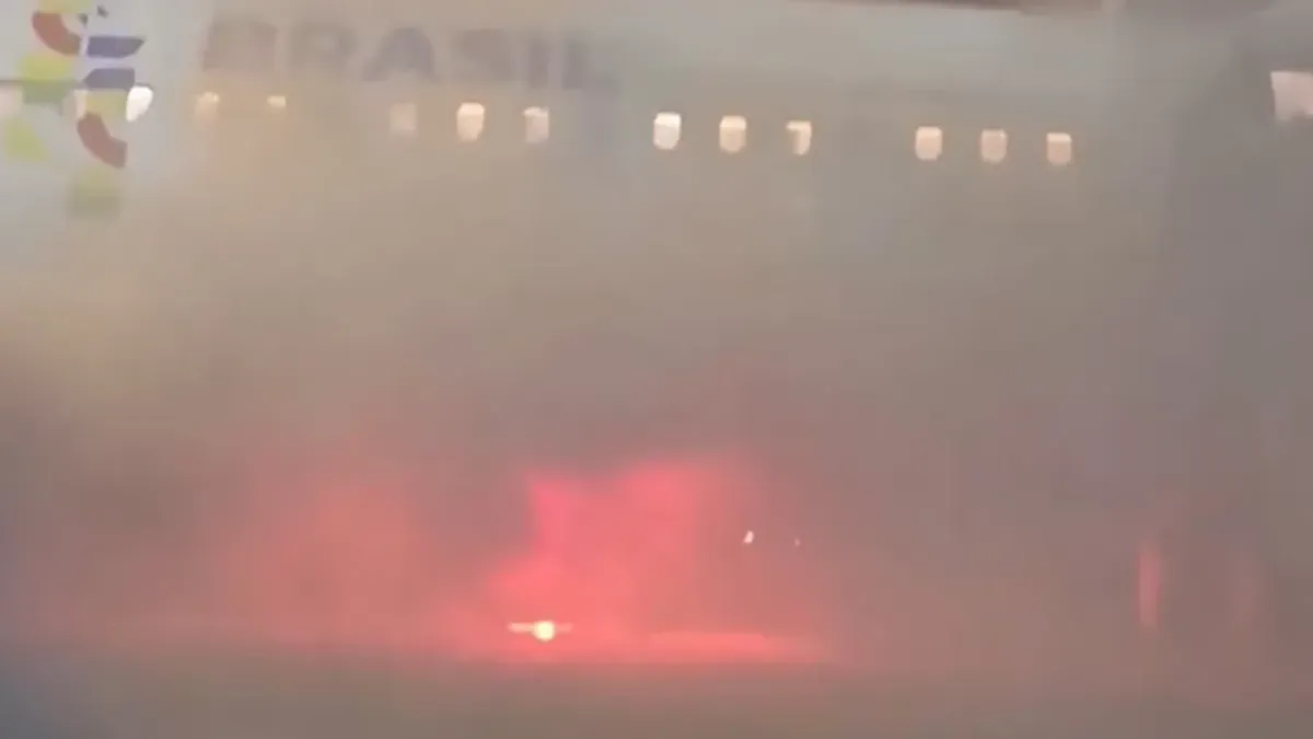 Snimci koji kruže društvenim mrežama prikazuju plamen blizu donje strane aviona i gust dim.