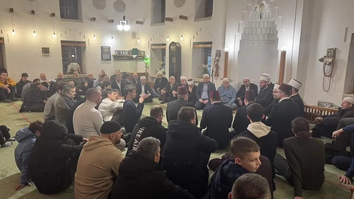 U vjerskom dijelu programa učestvovali su imami Medžlisa Islamske zajednice Sarajevo, kao i hor Medžlisa IZ Sarajevo.