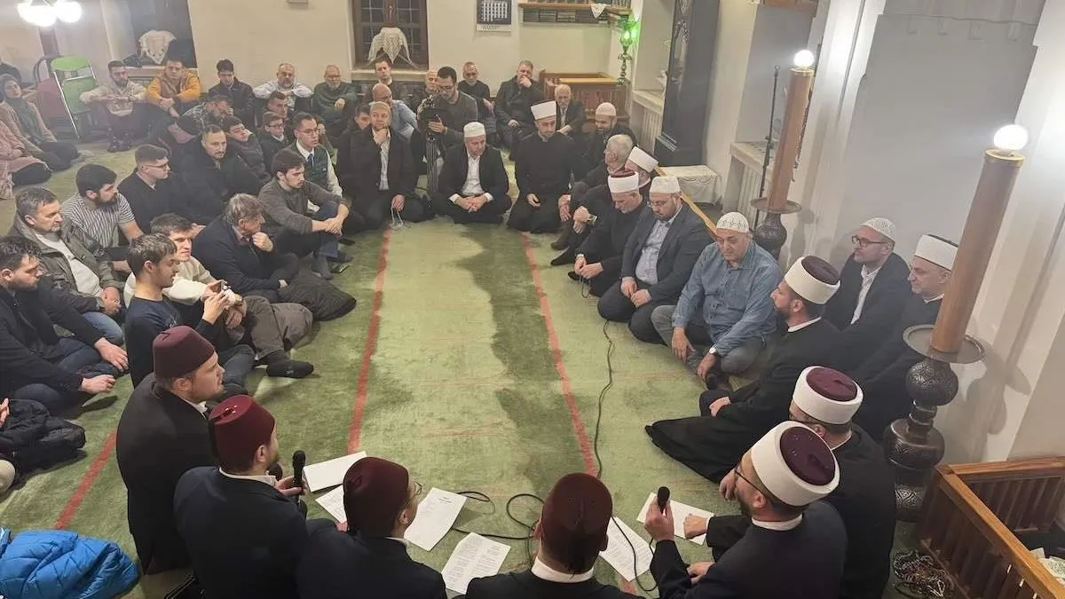 U vjerskom dijelu programa učestvovali su imami Medžlisa Islamske zajednice Sarajevo, kao i hor Medžlisa IZ Sarajevo.