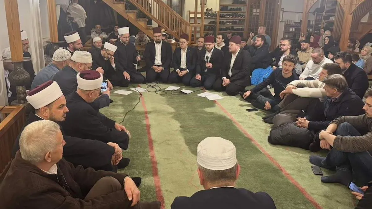 U vjerskom dijelu programa učestvovali su imami Medžlisa Islamske zajednice Sarajevo, kao i hor Medžlisa IZ Sarajevo.