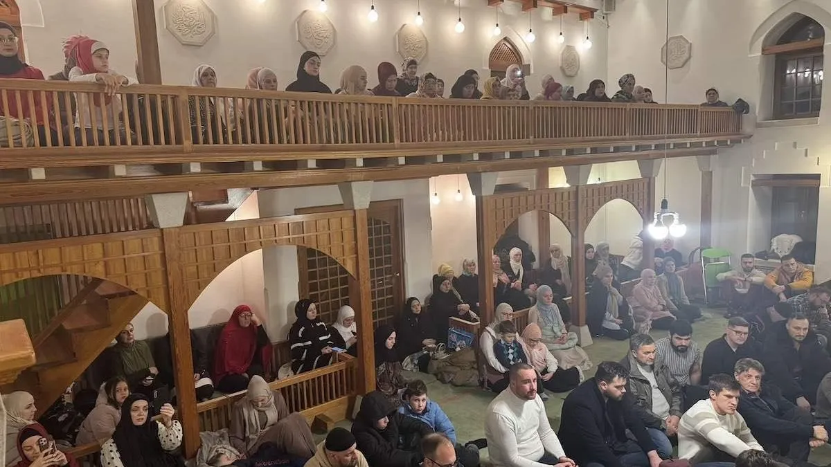Noć dova i želja: Učenje Kur’ana i dove ispunile Bakijsku džamiju u mubarek noći