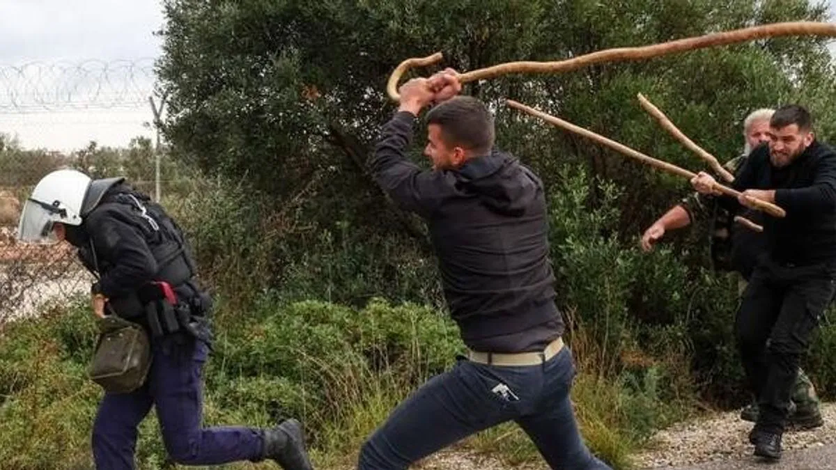 Putevi, granični prelazi i službene zgrade bili su blokirani u mnogim regijama 