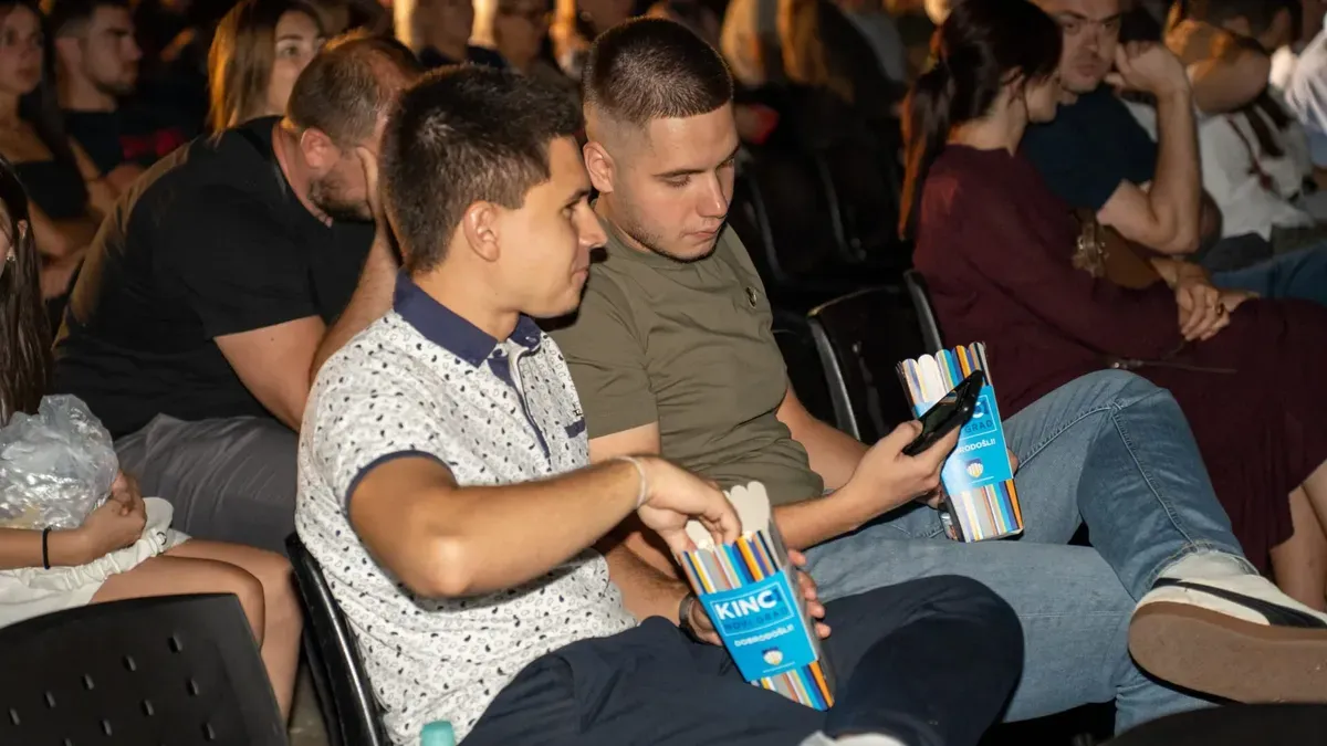 Ovaj film na poetičan, vizualno dojmljiv i istraživački način kroz priču Seada Delića istražuje porijeklo Bosanaca