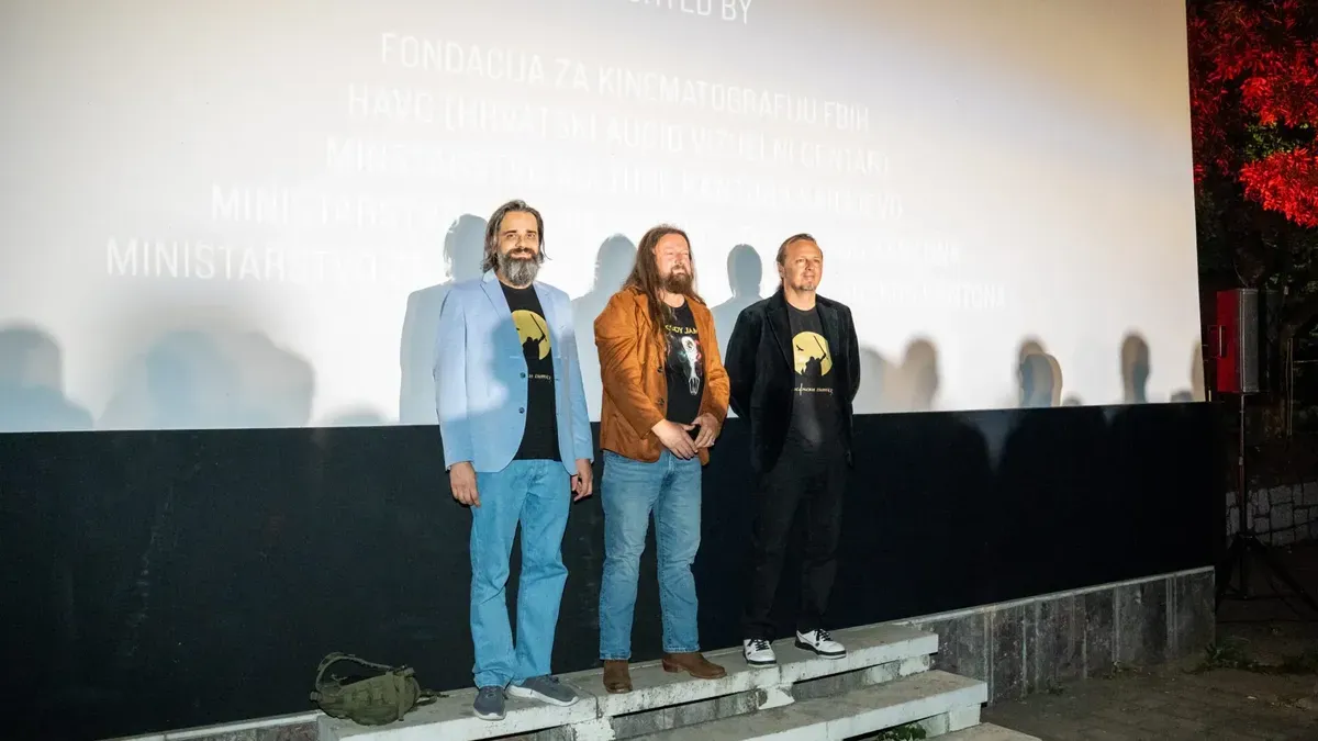 Ovaj film na poetičan, vizualno dojmljiv i istraživački način kroz priču Seada Delića istražuje porijeklo Bosanaca