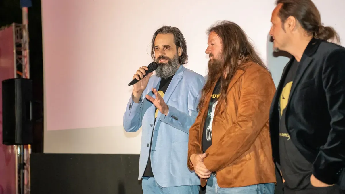 Ovaj film na poetičan, vizualno dojmljiv i istraživački način kroz priču Seada Delića istražuje porijeklo Bosanaca