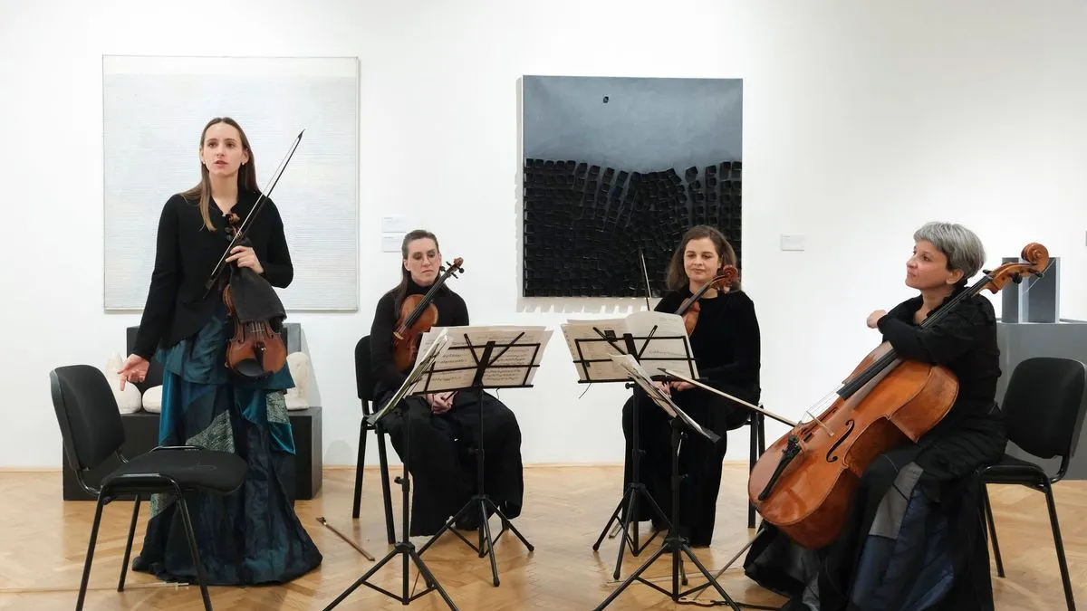 Postavka okuplja autore različitih generacija i estetičkih polazišta, povezujući ih kroz teme konstrukcije, strukture i odnosa forme prema prostoru