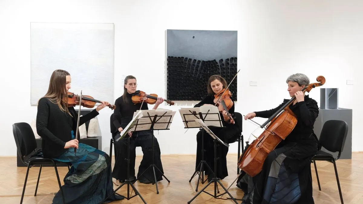 Postavka okuplja autore različitih generacija i estetičkih polazišta, povezujući ih kroz teme konstrukcije, strukture i odnosa forme prema prostoru