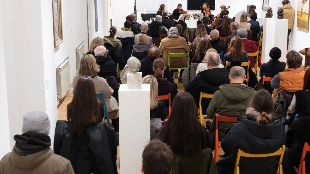 Postavka okuplja autore različitih generacija i estetičkih polazišta, povezujući ih kroz teme konstrukcije, strukture i odnosa forme prema prostoru