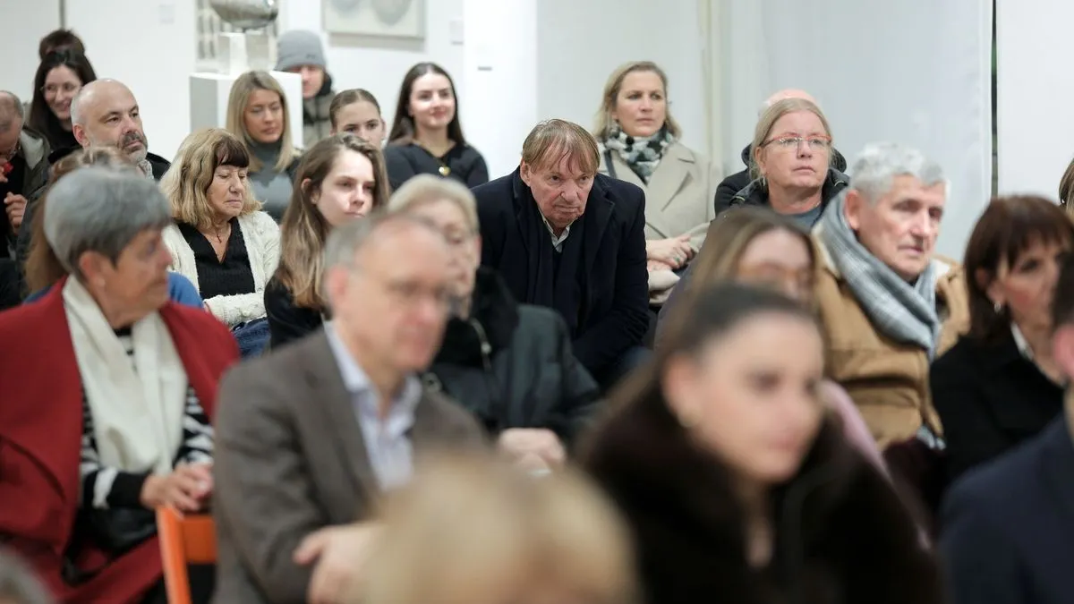 Postavka okuplja autore različitih generacija i estetičkih polazišta, povezujući ih kroz teme konstrukcije, strukture i odnosa forme prema prostoru