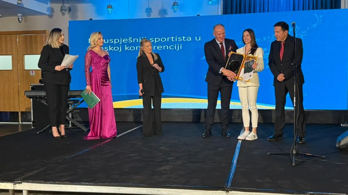 Izbor sportiste godine vršio se na osnovu prijedloga strukovnih saveza udruženih u Sportski savez BiH