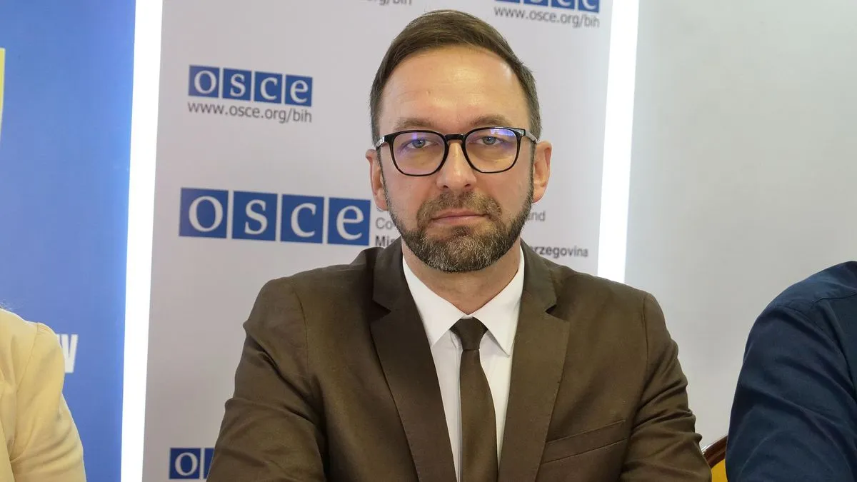 Svim kantonalnim institucijama, uključujući bolnice, policiju i inspekcije, dostavljeni su i bedževi koje uposlenici nose na reveru