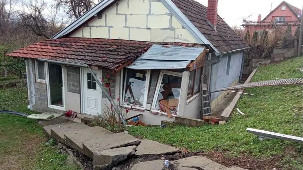 Mladić je sjedio na kauču i gledao televiziju kada je začuo snažan prasak i pucanje stakla