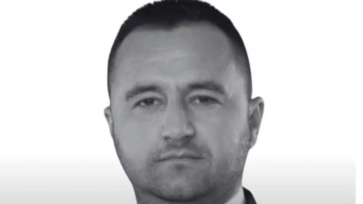 Izgubio je sudski spor protiv UIO, koja ga je degradirala na niže radno mjesto, te na kraju i otkaz