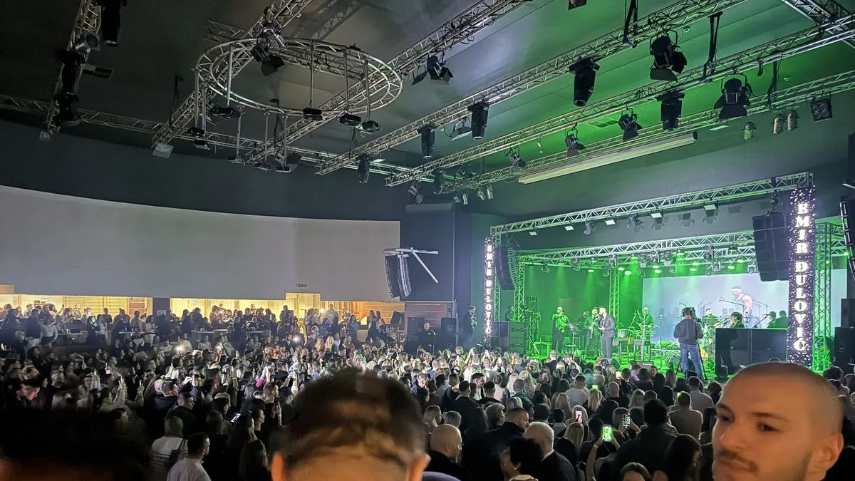 Koncert otvoren hitom ‘Merlin’ koju publika neizmjerno voli.