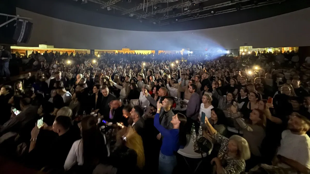 Koncert otvoren hitom ‘Merlin’ koju publika neizmjerno voli.