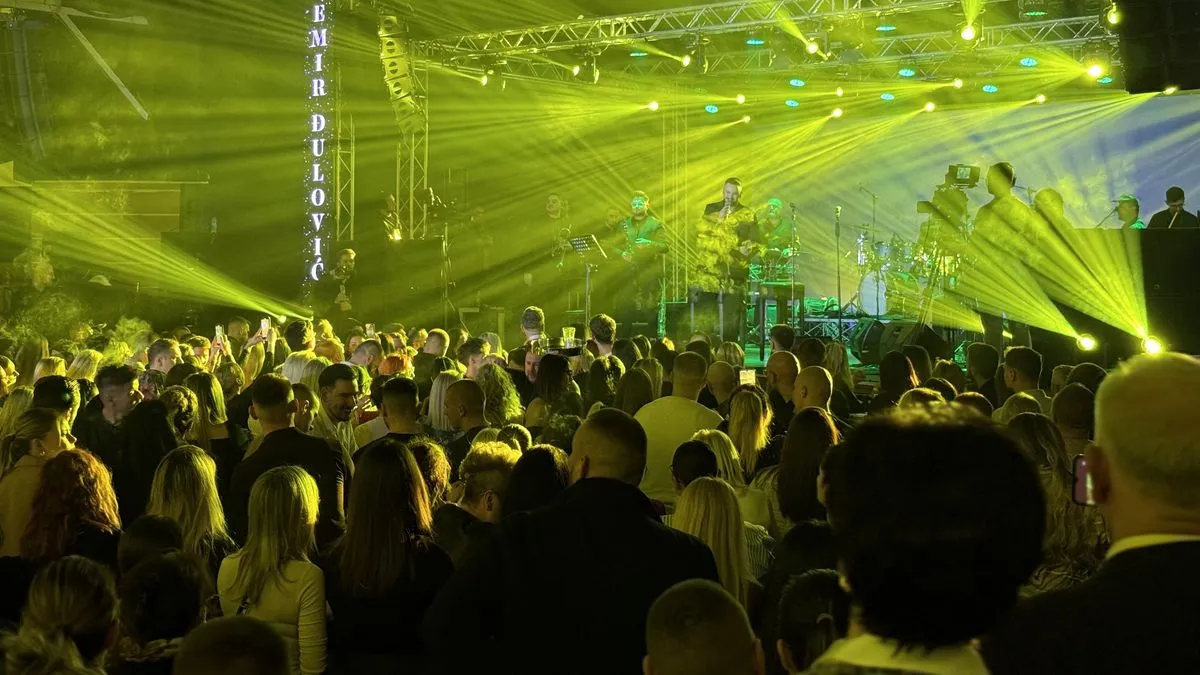 Koncert otvoren hitom ‘Merlin’ koju publika neizmjerno voli.