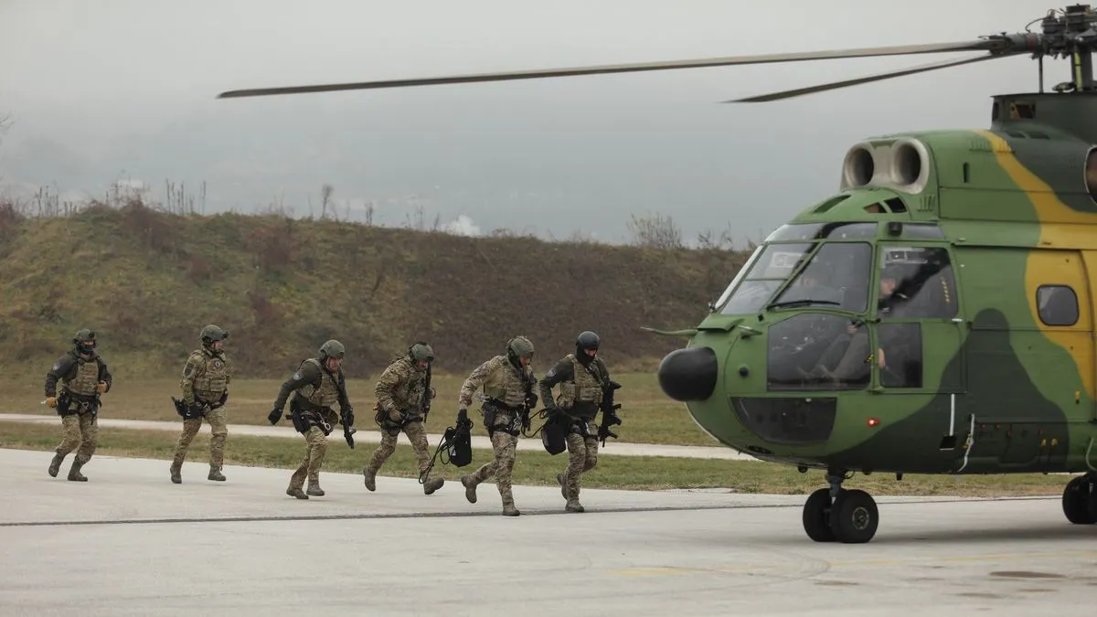 Piloti iz 1. i 2. skvadrona Brigade zračnih snaga OS BiH učestvovali su na brifinzima prije leta koje su vodili specijalisti Avijacijske jedinice EUFOR-a 