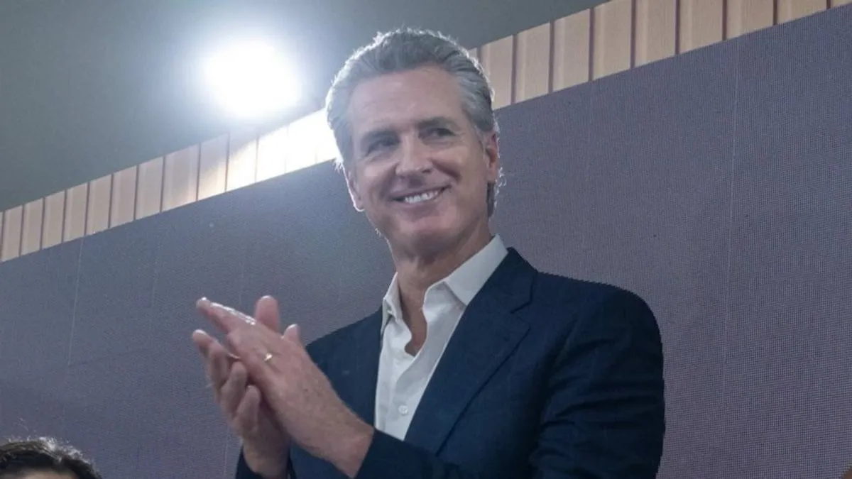 Referirajući se na zabrinutost oko Trumpovog stanja, guverner je sugerisao angažiranje Službe za zaštitu odraslih.