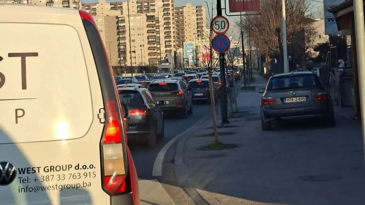 Praznične gužve i zastoji u Sarajevu i širom BiH: Vozačima se savjetuje maksimalan oprez