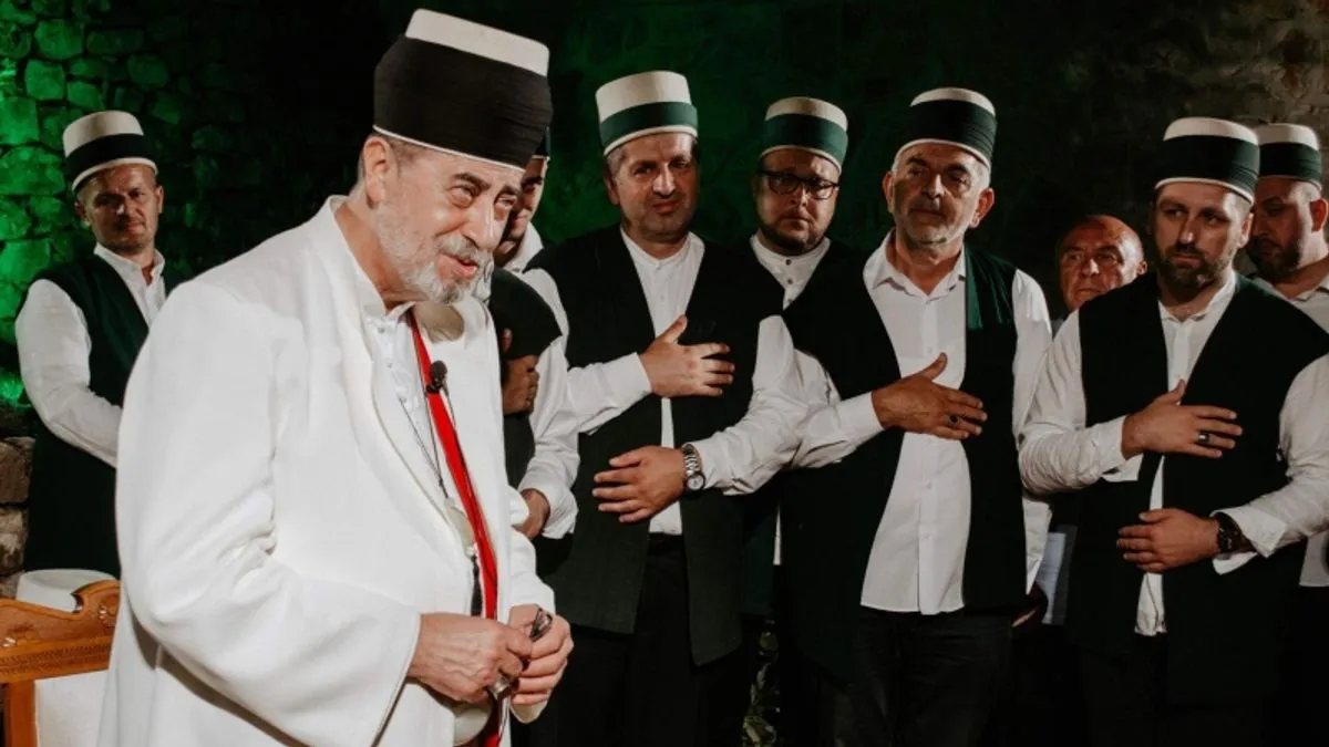  Tekija je toga dana nastavila svojim ritmom, akšam je stigao na vrijeme, krug se zatvorio, dlan na dlan, glas na glas. 