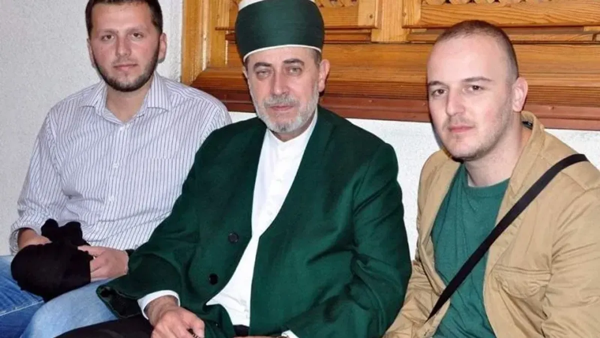  Tekija je toga dana nastavila svojim ritmom, akšam je stigao na vrijeme, krug se zatvorio, dlan na dlan, glas na glas. 