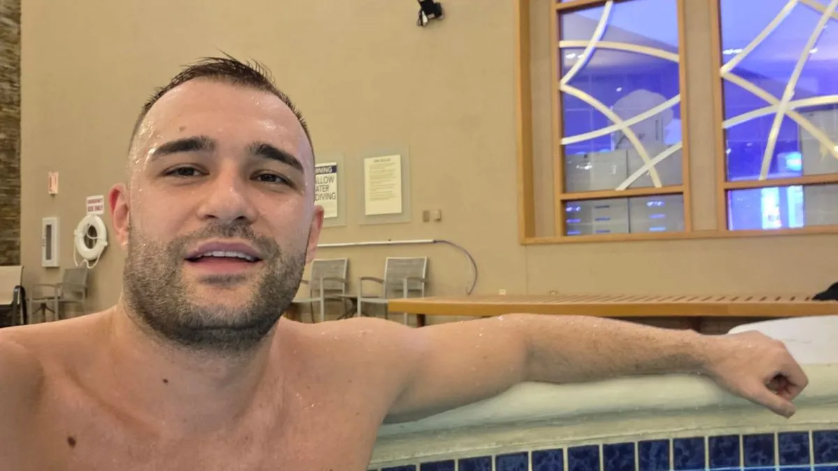 Tako ni u dalekoj Americi, Haris ne propušta svakodnevne treninge, da li sam ili sa prijateljima, Haris je ili u teretani ili u bazenu.