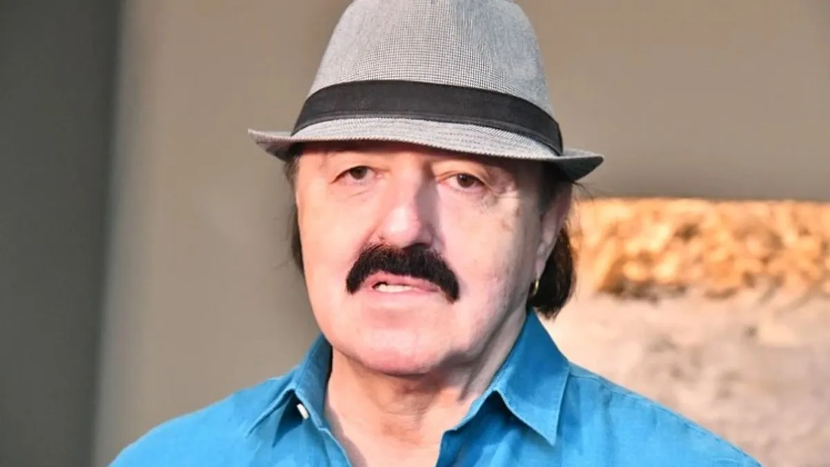 Haris Džinović često nastupa u kafanama, jednom prilikom je priznao da se nikada nije napio i dodao da ne gleda blagonaklono na one koji pretjeraju sa alkoholom. 