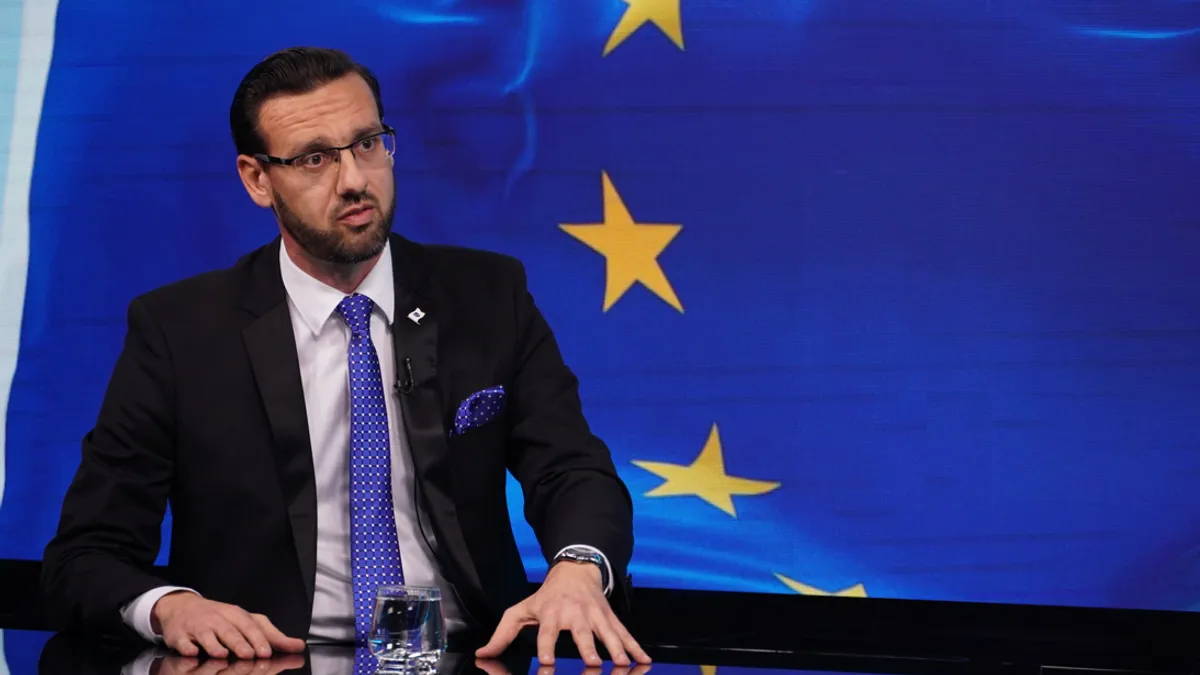 Približava se kraj i ove kalendarske godine u kojoj nismo napravili nikakve iskorake na evroatlanskom putu naše zemlje i njenoj integraciji u punopravno članstvo NATO-a i EU.