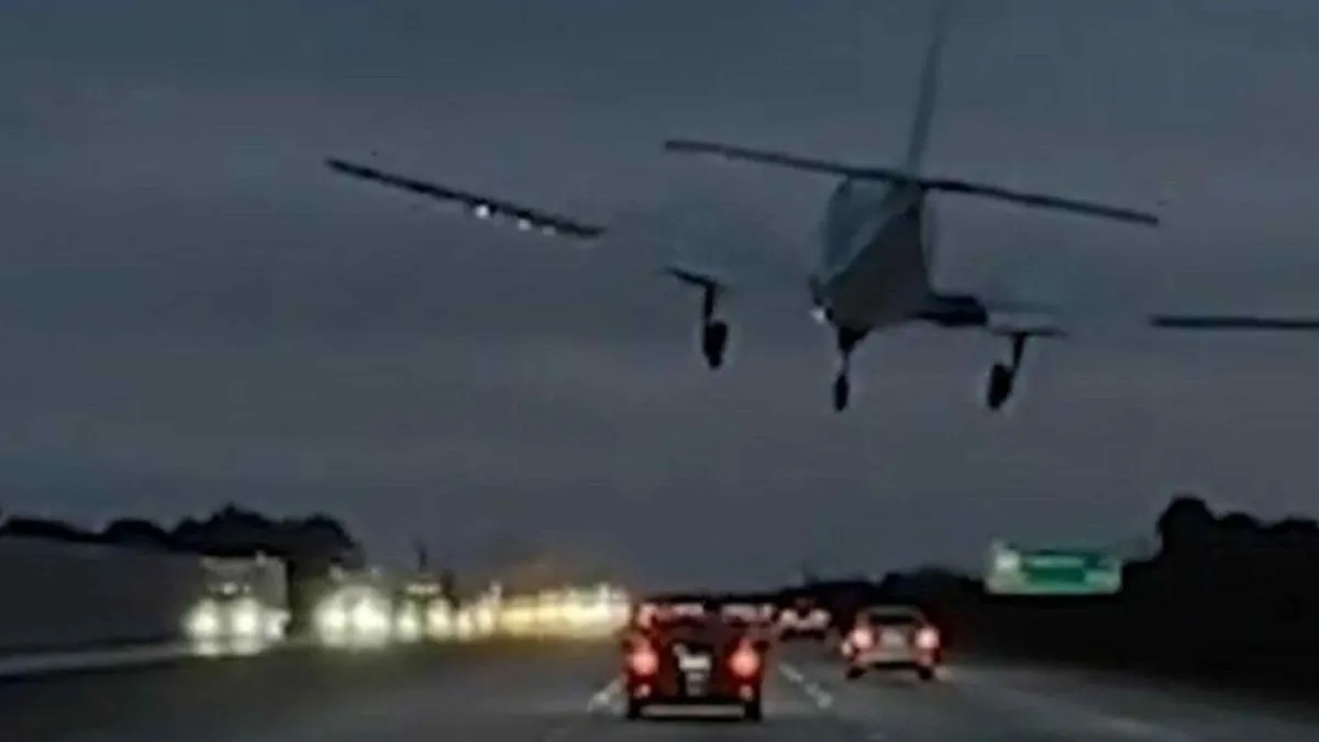 Tamošnja vatrogasna služba potvrdila je za lokalnu stanicu da su u avionu bile dvije osobe