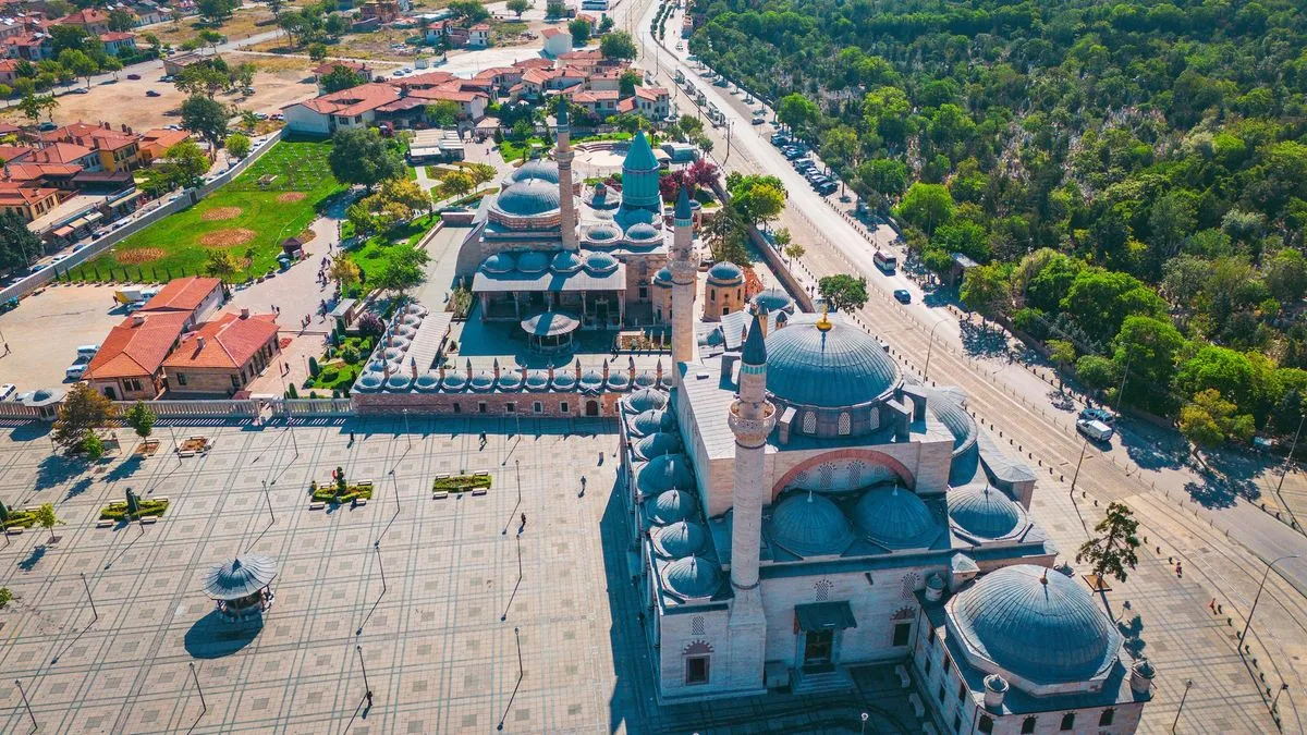 Njegova trajna ostavština ljubavi, mudrosti i duhovnog buđenja i danas traje, privlačeći u Konyu desetine hiljada posjetilaca iz cijelog svijeta svake godine.