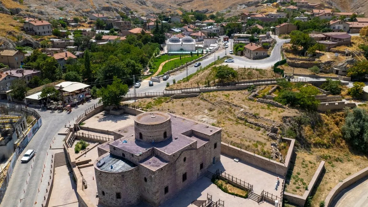 Njegova trajna ostavština ljubavi, mudrosti i duhovnog buđenja i danas traje, privlačeći u Konyu desetine hiljada posjetilaca iz cijelog svijeta svake godine.