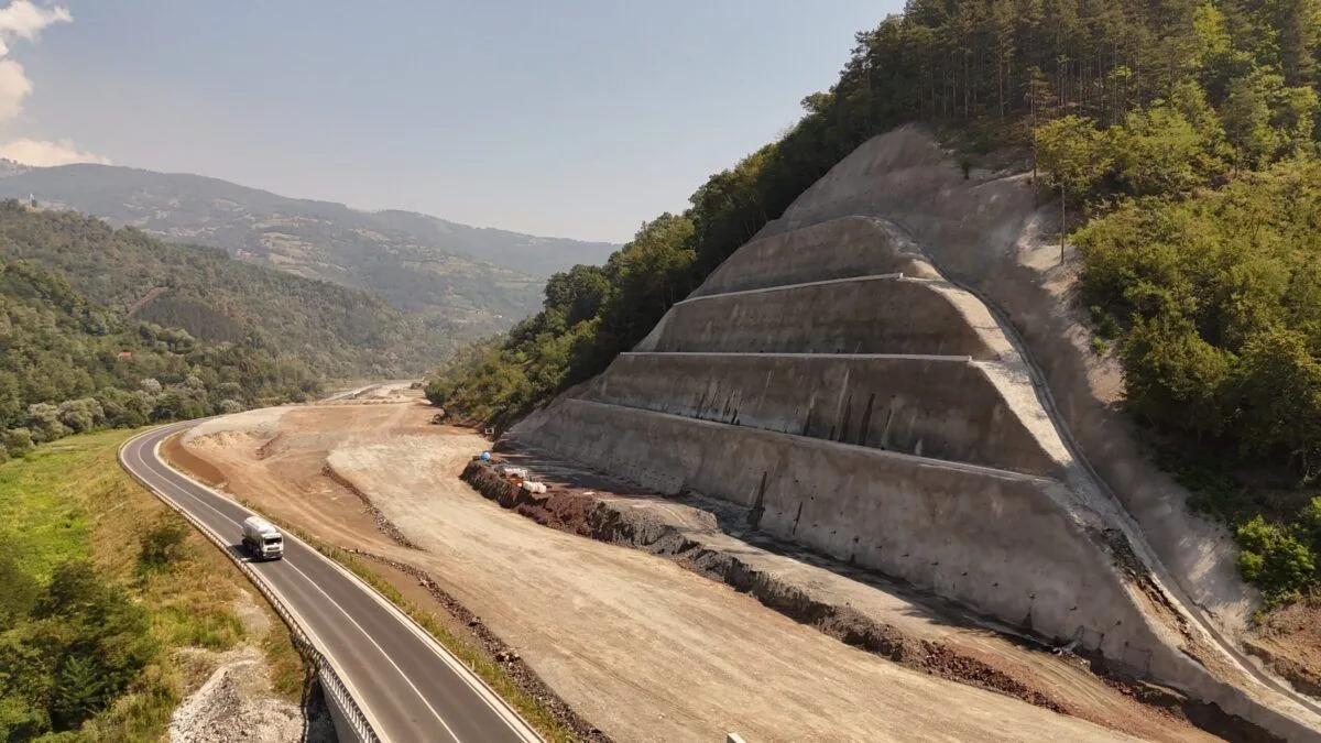 Danonoćno se betonira, buši, armira i postavlja oprema – sve kako bi jedna od najzahtjevnijih dionica u centralnoj Bosni bila završena u roku.