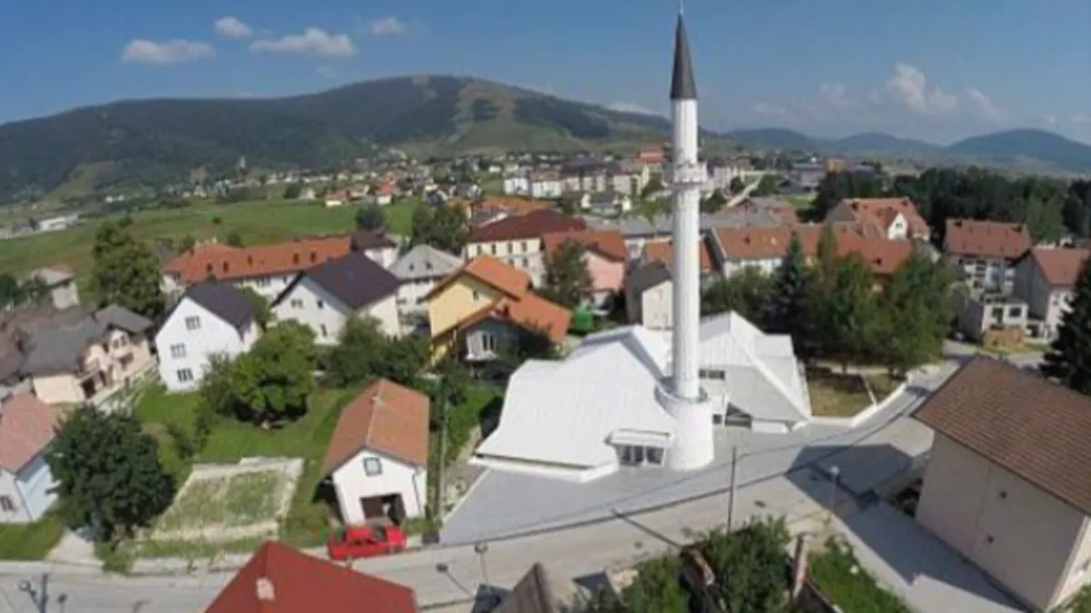 Izvori potvrđuju da su prilikom incidenta izrečene ozbiljne uvrede, te da je, kako tvrde svjedoci, imam reagovao tako što je odmah telefonski kontaktirao policiju.