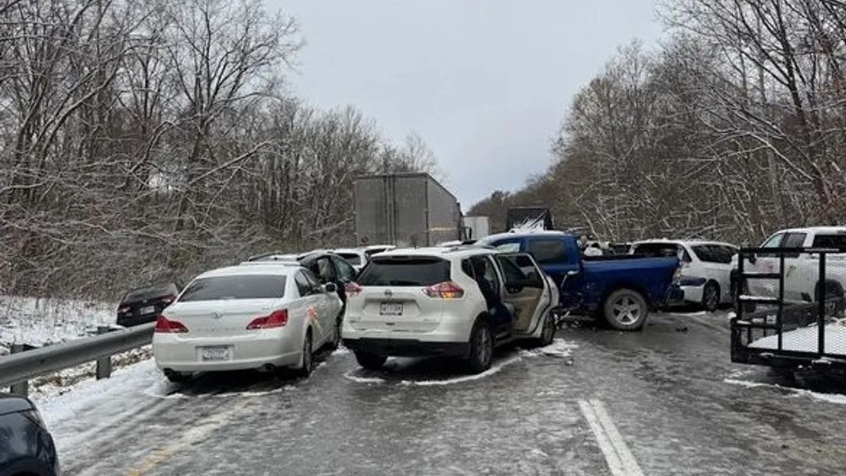 Ekipe za čišćenje radile su šest sati kako bi uklonile vozila sa zapadnih traka autoputa 