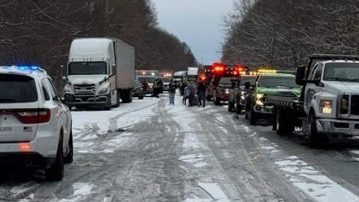 Ekipe za čišćenje radile su šest sati kako bi uklonile vozila sa zapadnih traka autoputa 